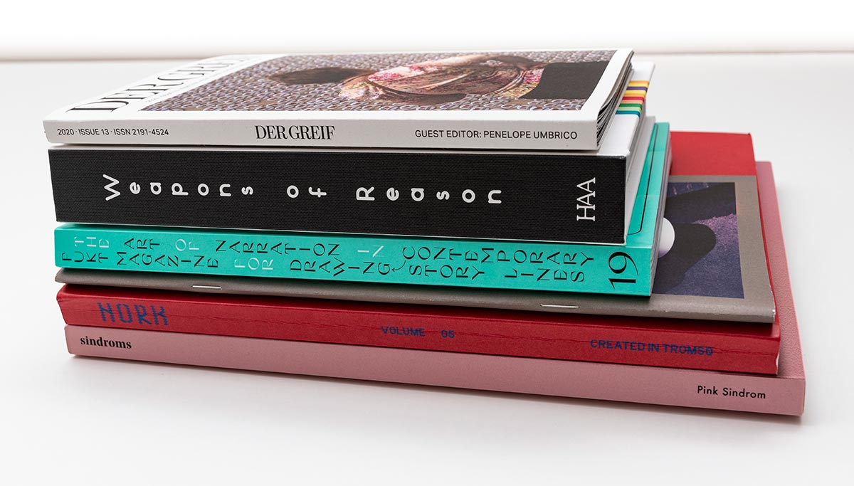 Varias revistas independientes en horizontal