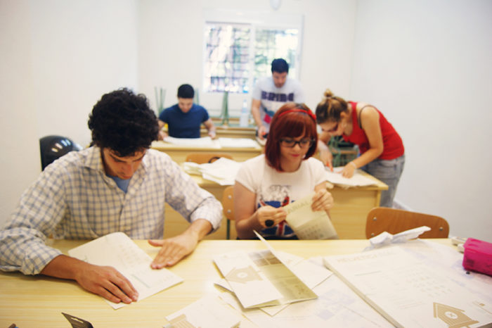 Alumnos encargándose del acabado de Gaussidiana