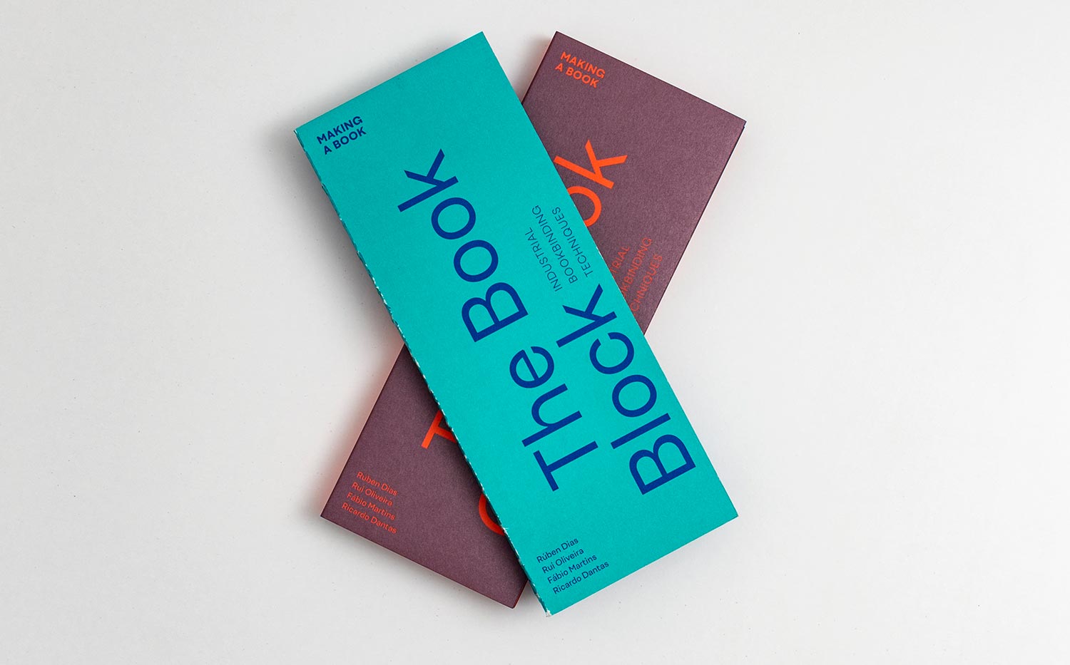The book cover y the book block, vista aérea de ambos libros.