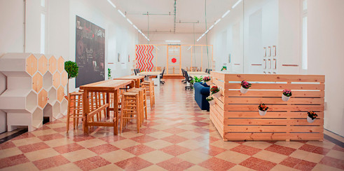 Coworking realizado por LeBlume en La Térmica Coworking de La Térmica, realizado con materiales reciclados.