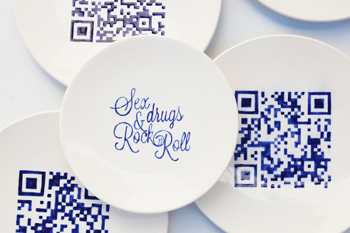 Frases pop en el proyecto QR Ceramic de Granada Barrero qr_ceramica